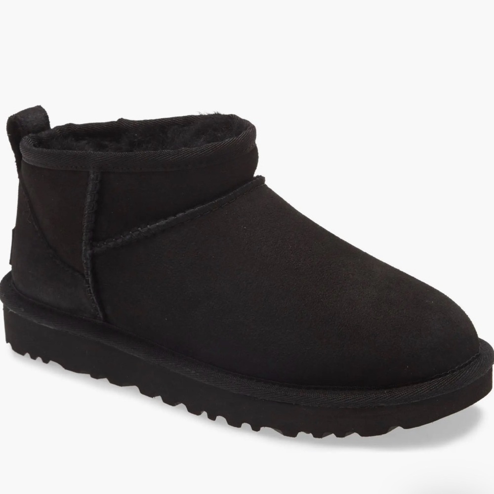 UGG Black Classic Mini Boots LIKE NEW! with Sheepskin Lining. Worn once.